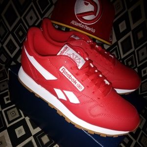 Reebok classic Red Size,8 With Hawks hat like new worn Twice shoe are D,S